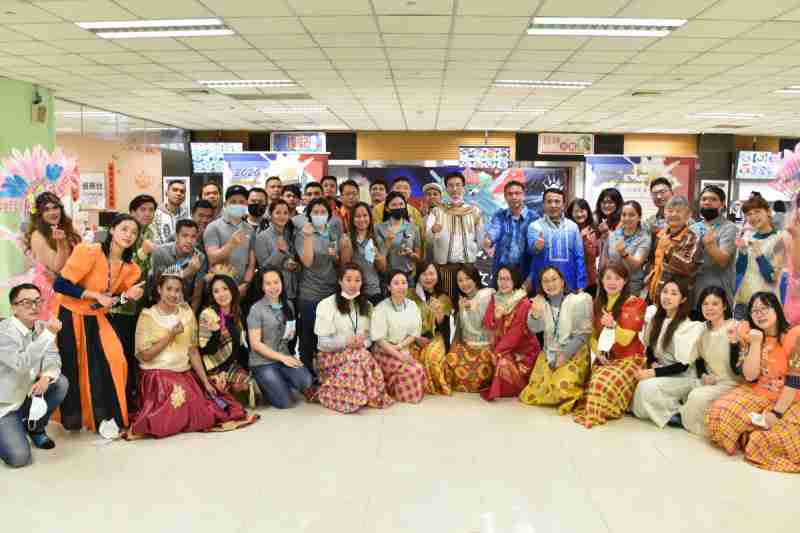 友達推動「安心、、、創新、、用心、、同心、、盡心」五星職旅，，，，為菲籍員工打造全方位照護，，首度贏得「人權實踐與發展領袖獎」殊榮