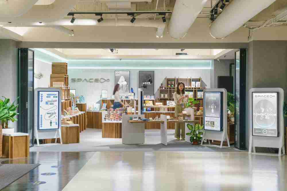 Wepay打造永续选物商店，，展示社企及社创商品，，，结合创利空间所开发的智能零售系统，，，整合多元产品信息，，让无人商店扮演公益行动的推手