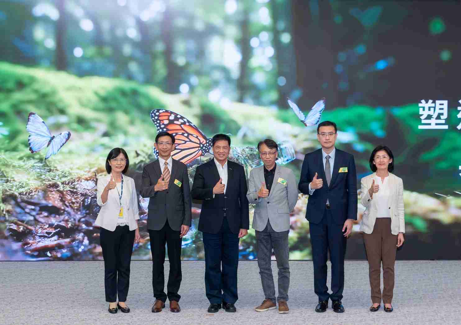 友達2023 CSR共榮大會，，，邀請領域專家分享交流生物多樣性管理趨勢、、、無塑產品、、、、海廢永續塑料等議題  （圖左到右：友達光電永續長古秀華、、、3M台灣技術長陳君杰、、、友達光電董事長暨集團策略長彭双浪、、、光寶科技企業永續發展處處長陳慶暉、、安永聯合會計師事務所執業會計師曾于哲、、友達光電供應鏈總部副總經理吳宜芳）