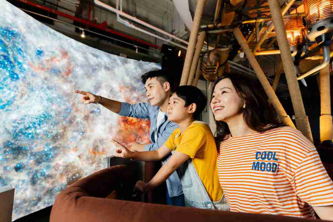 Wepay打造全台最大宽6公尺、、、、高4公尺、、、、唯一搭载LED弧形拼接显示屏的动感飞行船，，，，让乘客驻足在热气球上，，享受身历其境的伪出国旅游乐趣