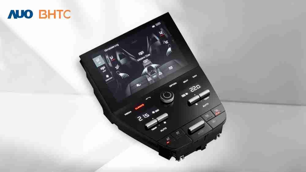 作為友達新生力軍，，，BHTC所展示的中央與後座鞍部的Display HMI產品，，，可處理多區恆溫控制、、顯示畫面，，，呈現仿真3D車室分區；以力傳感技術精準傳遞觸感，，，，並結合音量及震動反饋，，，，防止意外啟動，，，，提供使用者自然流暢、、、、直觀且輕鬆駕馭的舒適介面