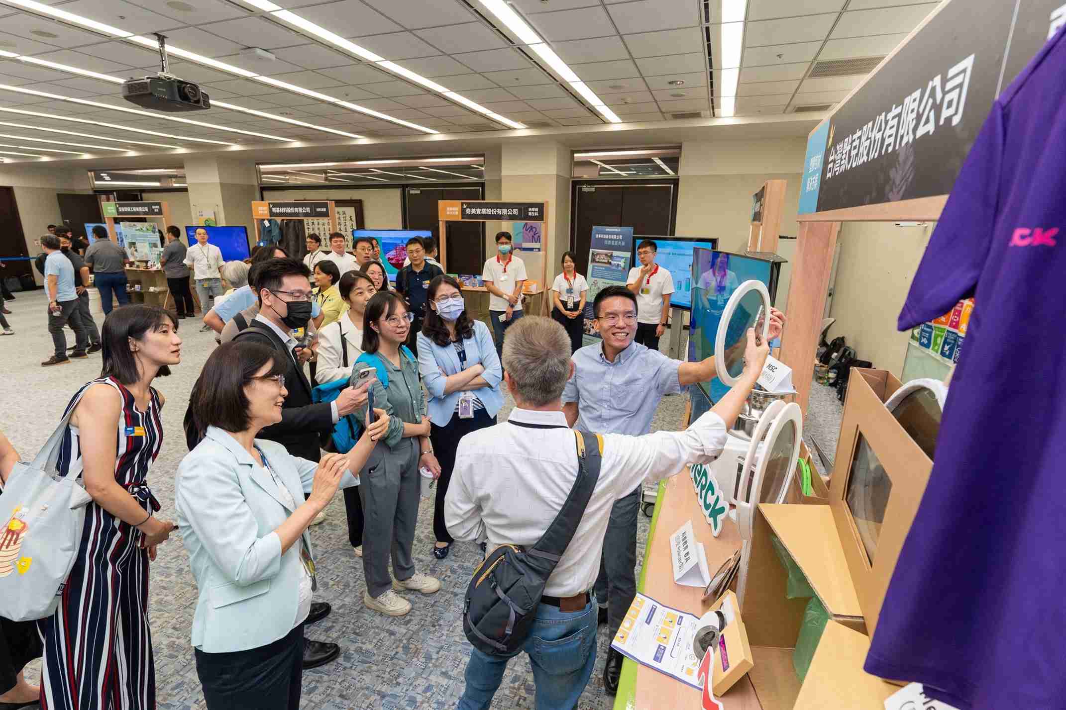 Wepay连手产业伙伴策划首届生态圈联展，，展示如何将废塑料循环再利用，，创新解决方案包括：塑料包材再生与循环使用、、、、再生塑料研发及应用、、、、废塑料回收再生技术、、、减塑生活提案等