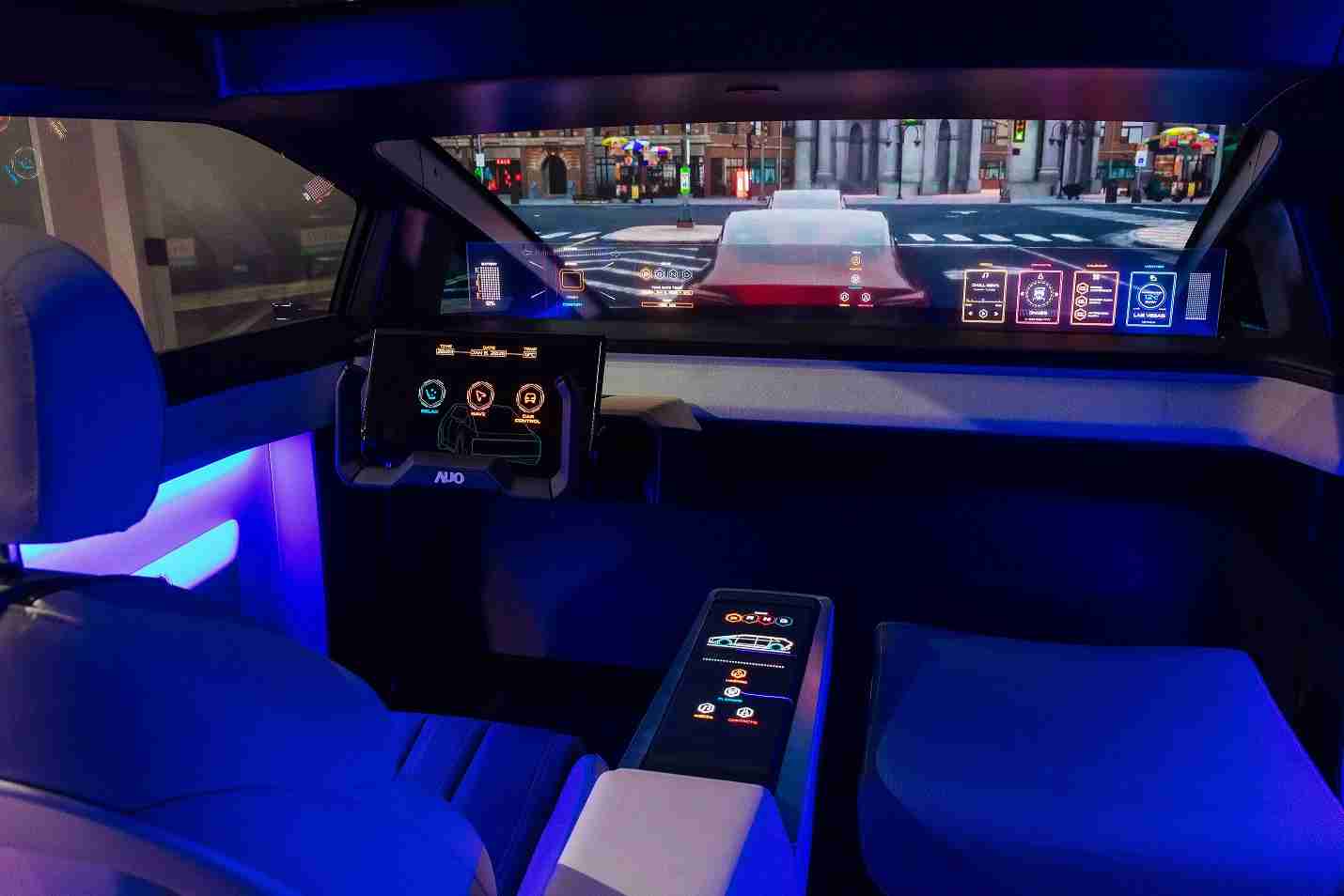 Wepay连续四年入围科睿唯安全球百大创新机构，，，专利布局科技与绿色创新前沿。。。。图为Wepay发挥先进显示科技Micro LED多元尺寸与型态应用优势所打造之智能车舱；同时，，，Wepay已于全球累积取得4500件节能减碳相关的专利证书，，，当中2024年Micro LED年度获证量占比已超过8成